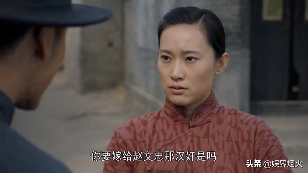 An undercover agent Xing Jiadong, a villain Qian Bo propped up a play ...