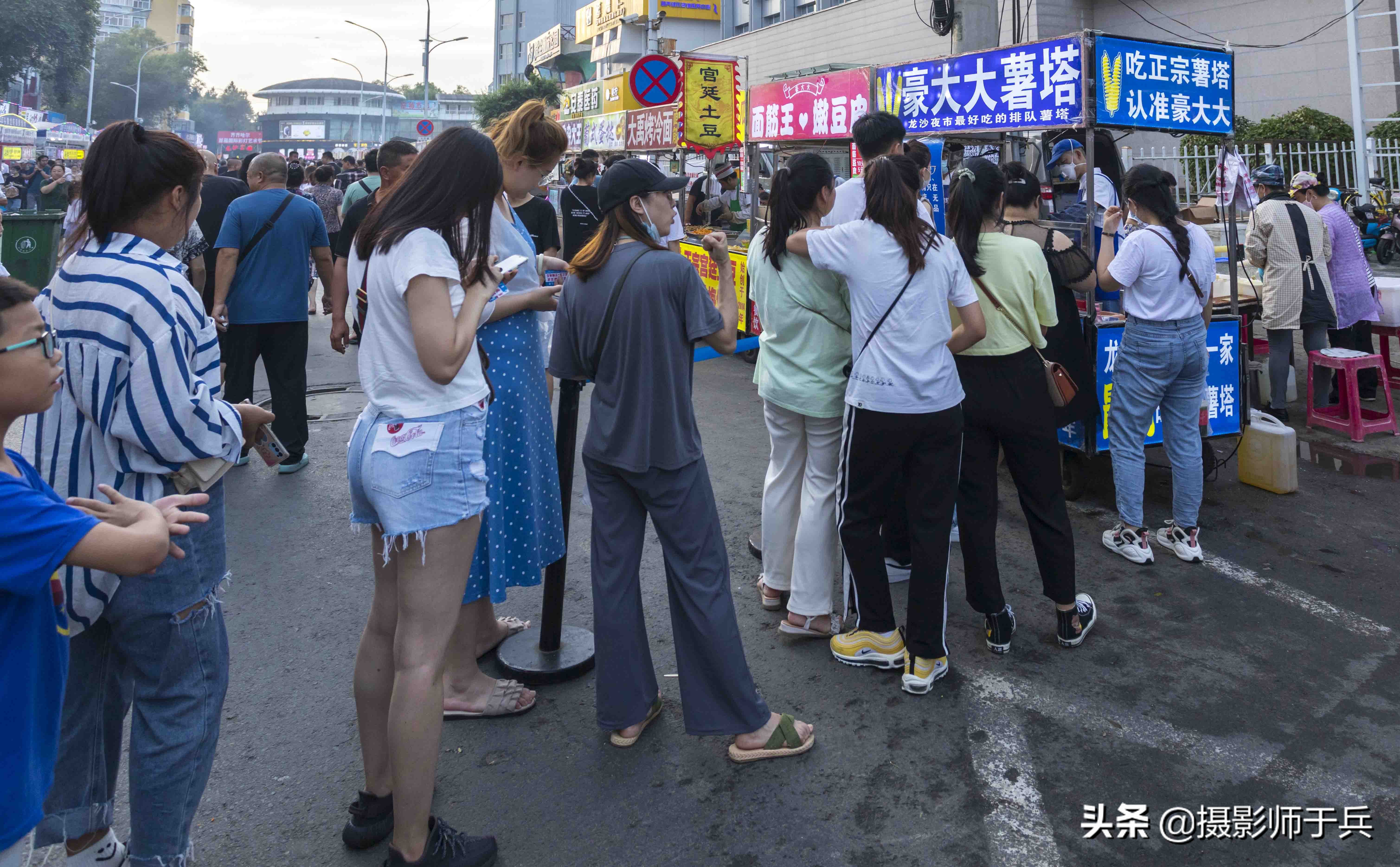 In the real shots of Qiqihar Night Market, the main consumers are ...