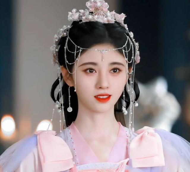 Ju Jingyi hits another new drama!The costume styling is full of aura