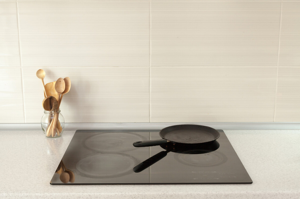 The induction cooker is safe and convenient, but the three things must
