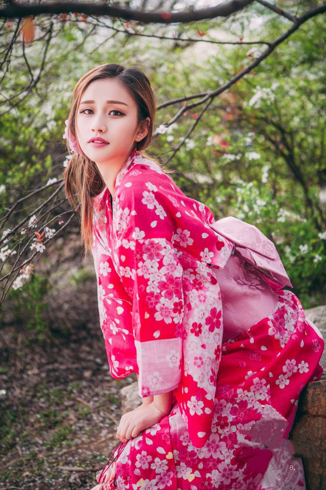 Why is the back of the kimono shaped like a pillow?Is it for beauty, or