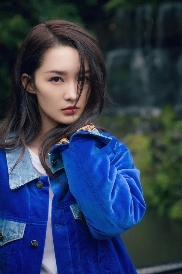 Li Qin deserves to be a hot searcher on her leg, walking in the rain ...