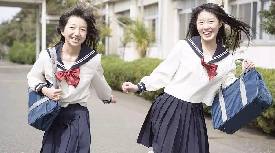 Japan promotes "genderless school uniforms" and boys can wear skirts in