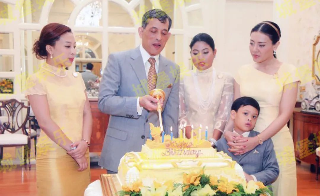 59-year-old Princess Yuwada, as a mother, actually kneeled for her 