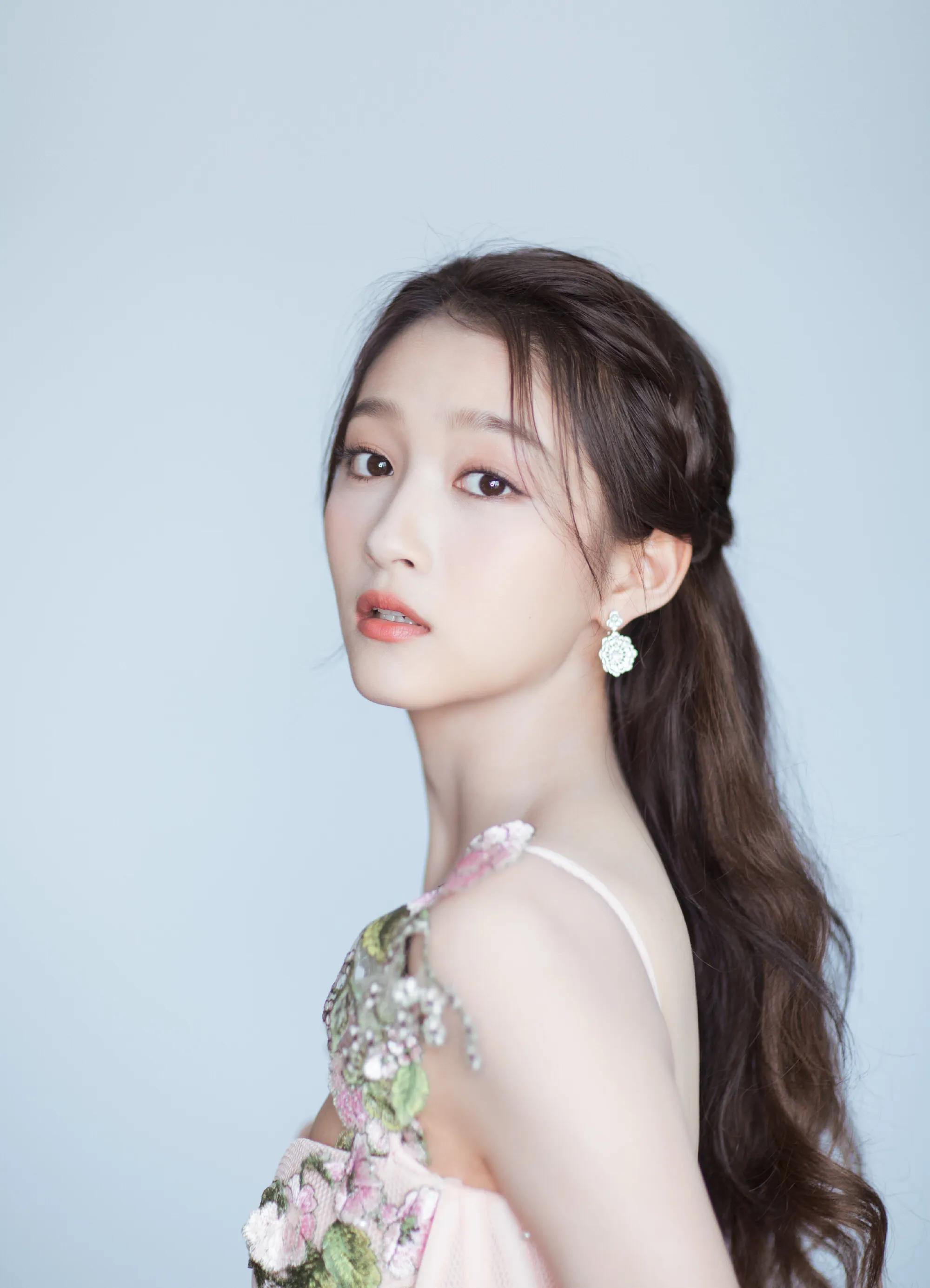 Guan Xiaotong——Sweet shoulder jade back is lovely - iMedia
