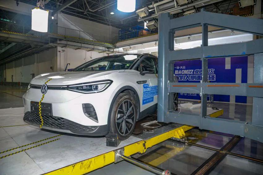 Volkswagen ID. 4CROZZ double dummy side column collision test - iMedia