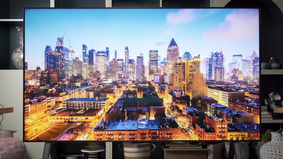 What kind of experience is it to watch sports games on a giant screen