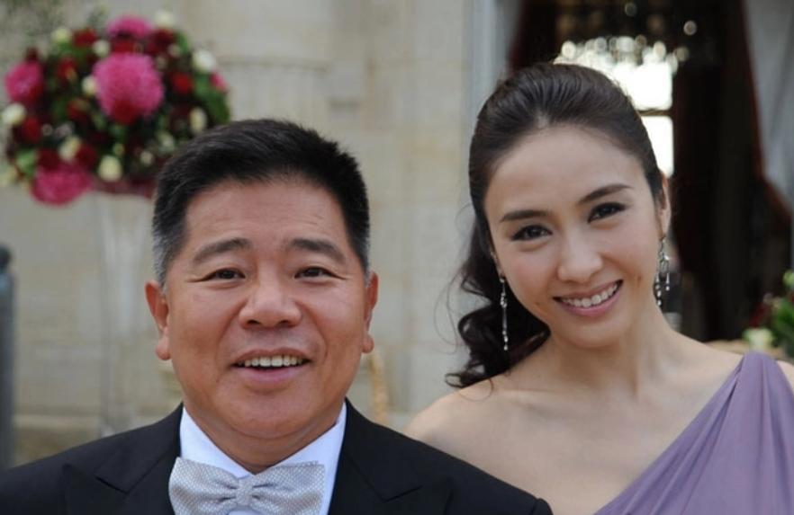 50岁黎姿卸妆晒素颜 浴室豪华引热议 网友 岁月不败美人 资讯咖