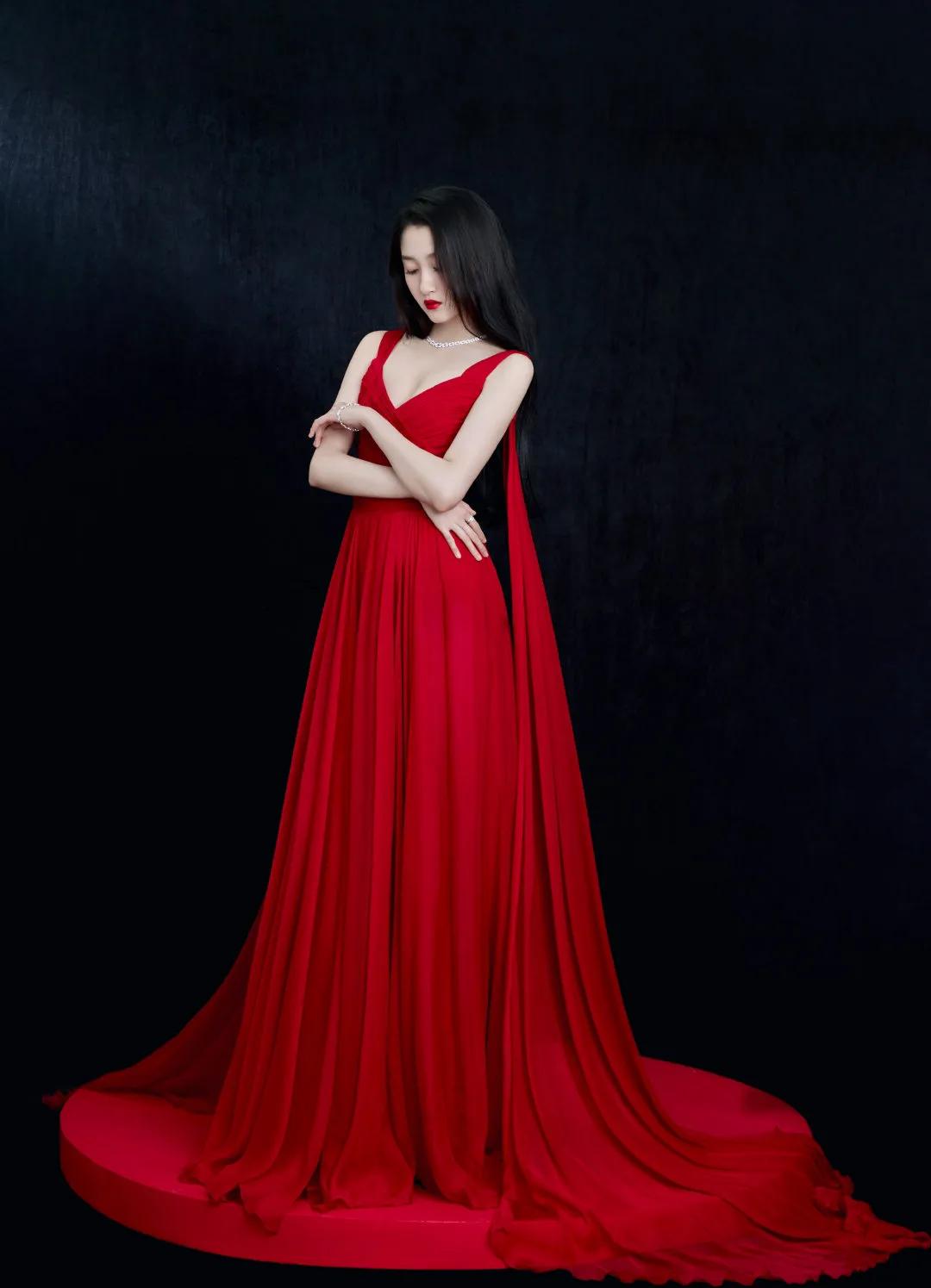 Guan Xiaotong wears recent dresses - iMedia