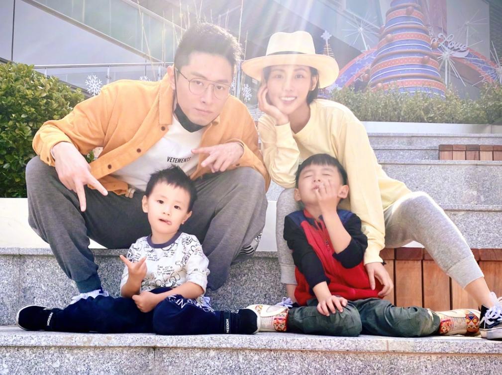 Zhang Jia Ni Kuo's life is too beautiful, and he took his two sons out ...