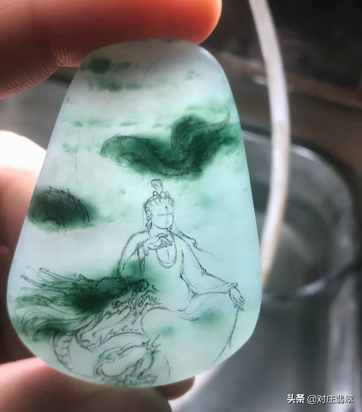 How can the jadeite water material be beautifully carved in order to perfectly present the theme