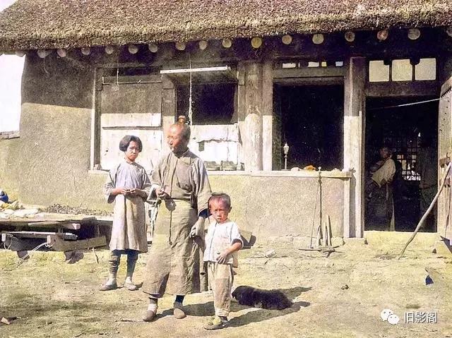 A Manchu family in Acheng, Harbin in the early 1930s - iMedia