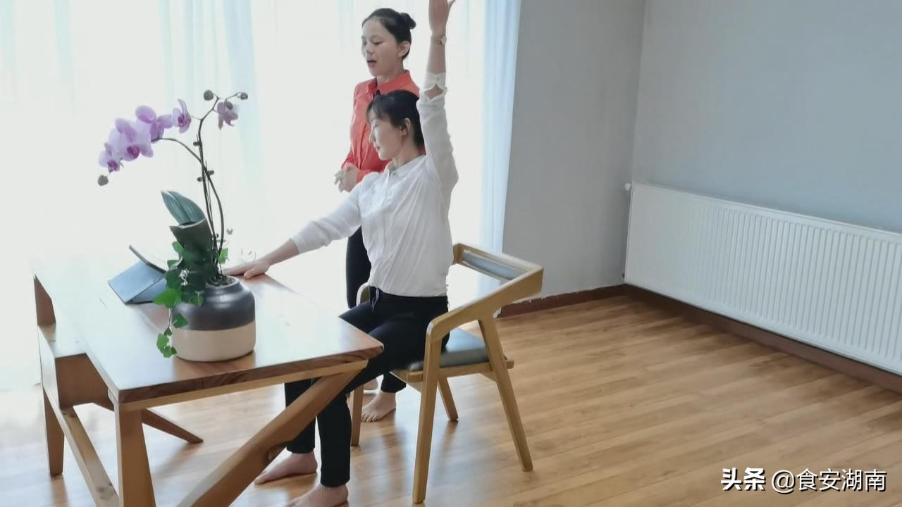 How can people who sit for a long time improve the problem of round