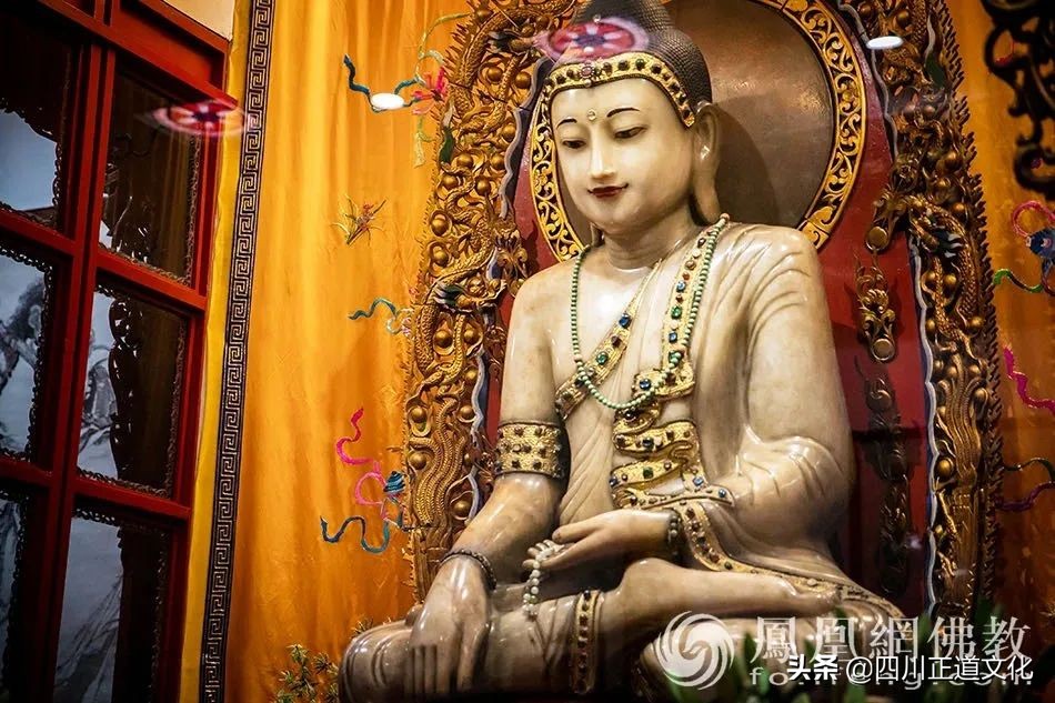 Why does Guanyin have a beard?Why did the Buddha have "curly hair"?The