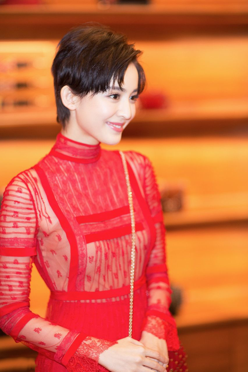 Gu Li Nazha really dare to wear, the red dress is charming and moving ...