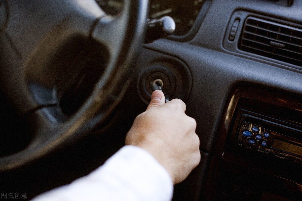 How is the safest way to drive the manual gear in an uphill traffic jam?Remember this practical