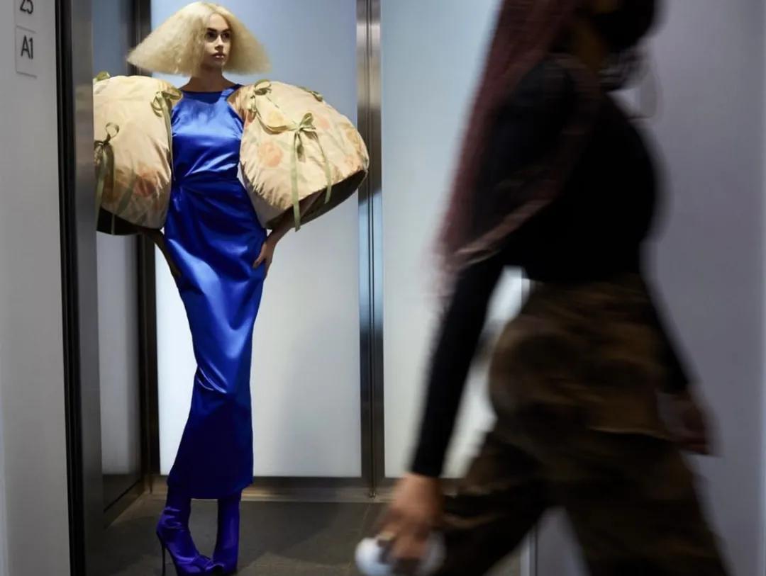 The September issue of "VOGUE" comes out. What does "New Beginnings