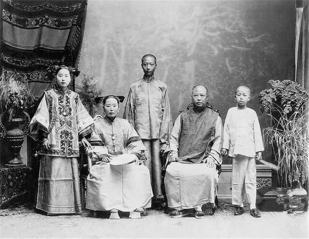 Old photo: Qing Dynasty people with wives and concubines in groups, do ...