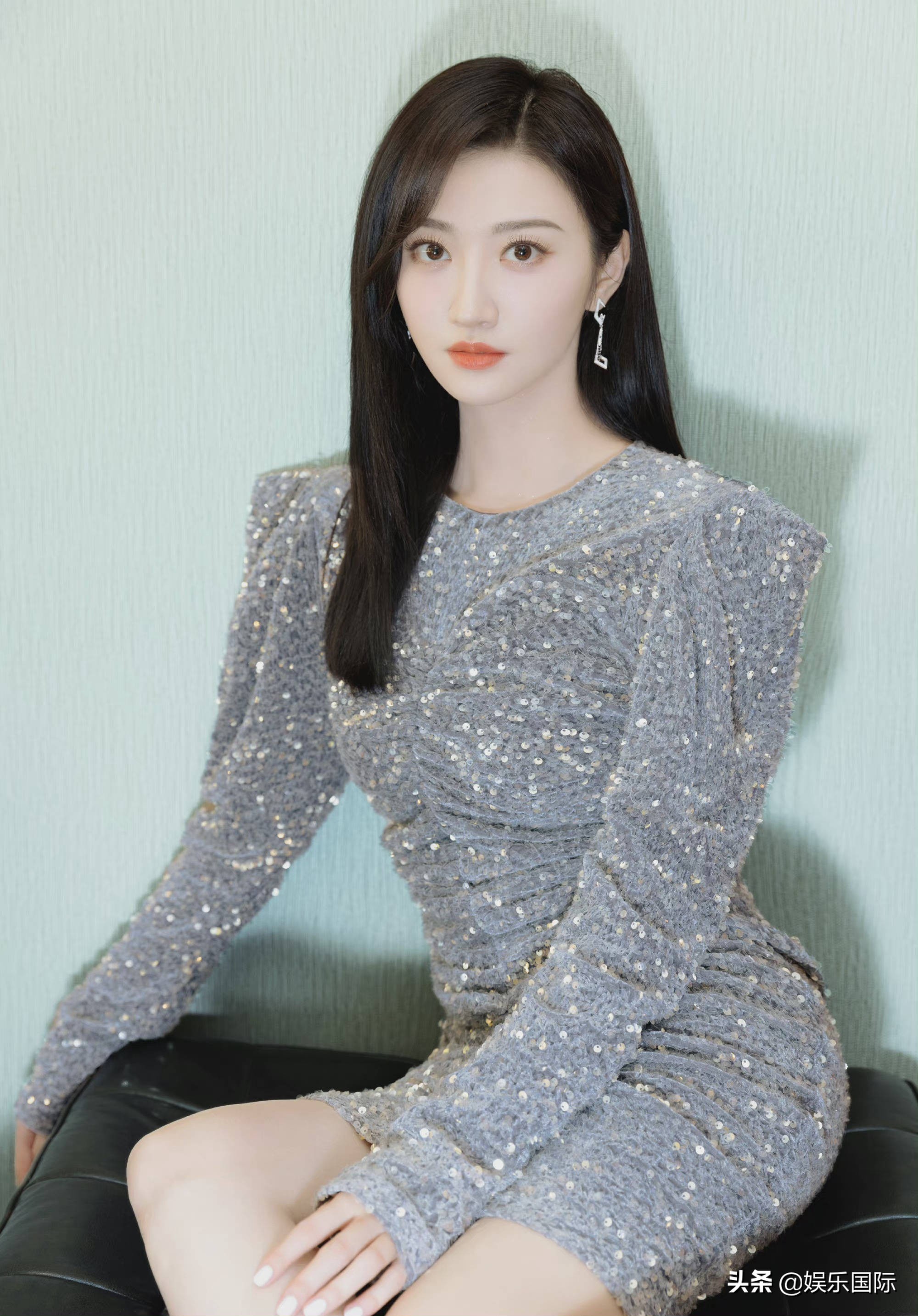 Jing Tian wears a sequined skirt and short boots - iMedia