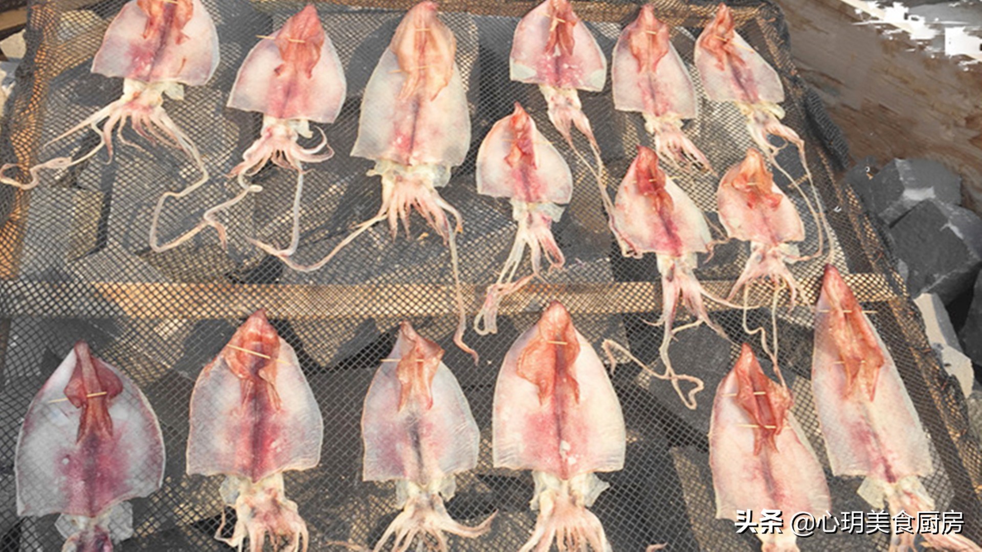 Soak dried squid and cuttlefish, don't just use water, the seaside