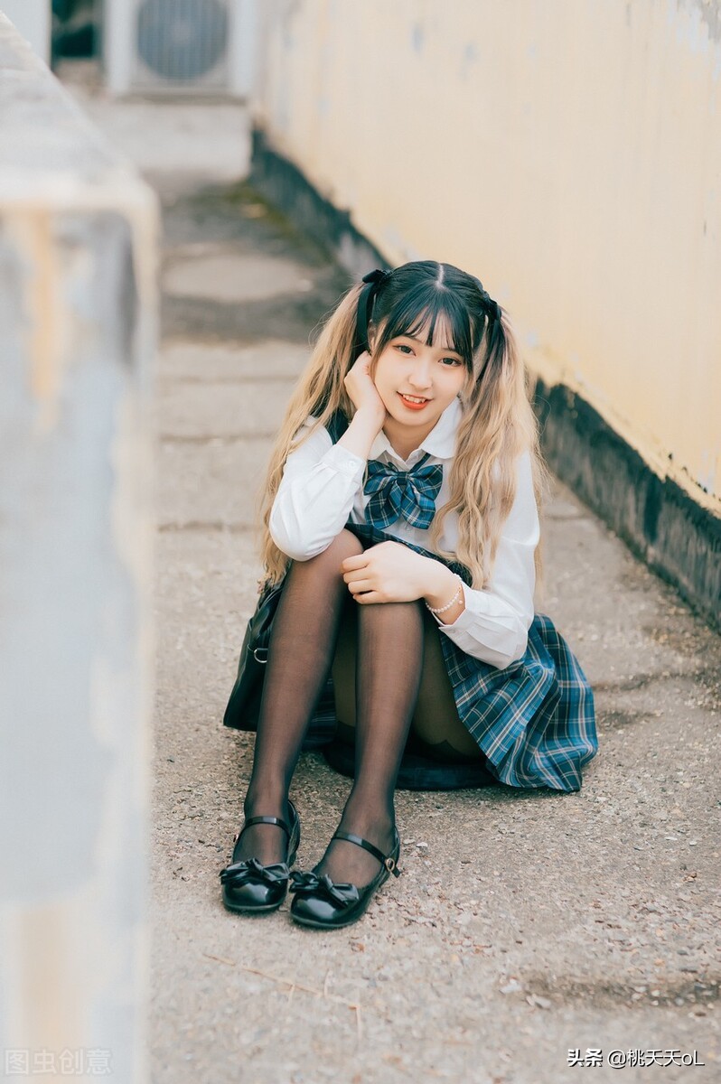 Why do guys like girls in pantyhose iMedia