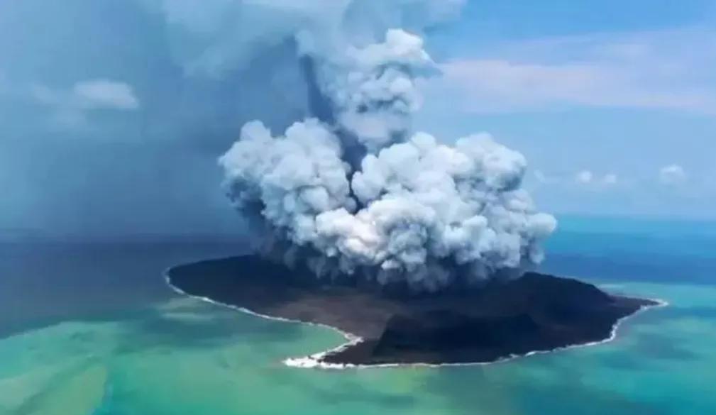 Undersea Volcano Eruption In Tonga Triggers Tsunami Affecting Japans