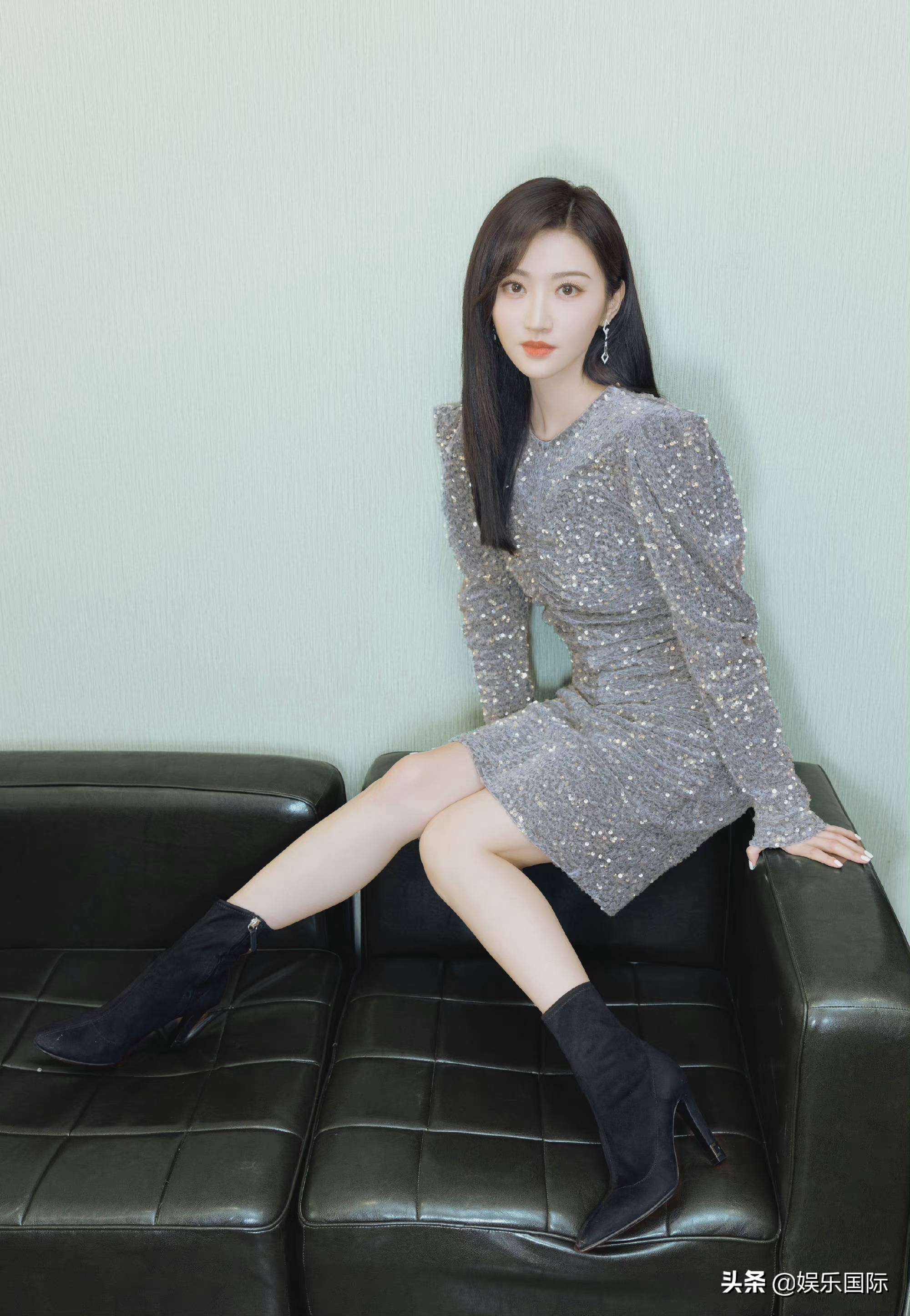 Jing Tian wears a sequined skirt and short boots iMedia