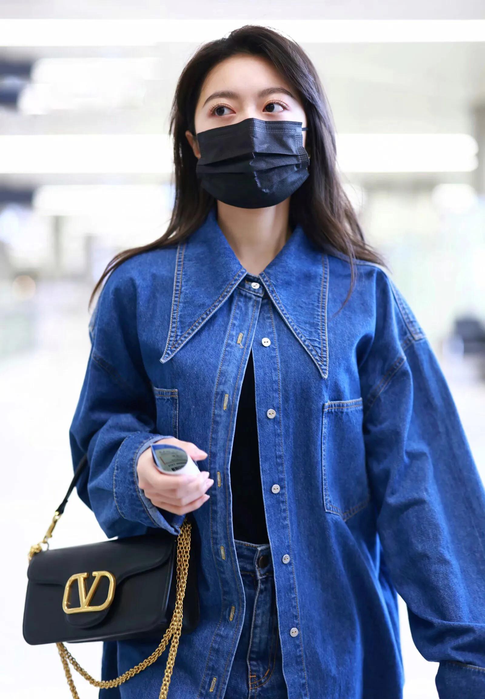 Zhao Jinmai's latest airport private clothes, denim suit is casual and ...