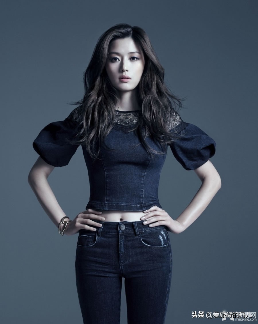 The Goddess Jun Ji Hyun Wore A Denim Off Shoulder Dress With Full Personality Showing The