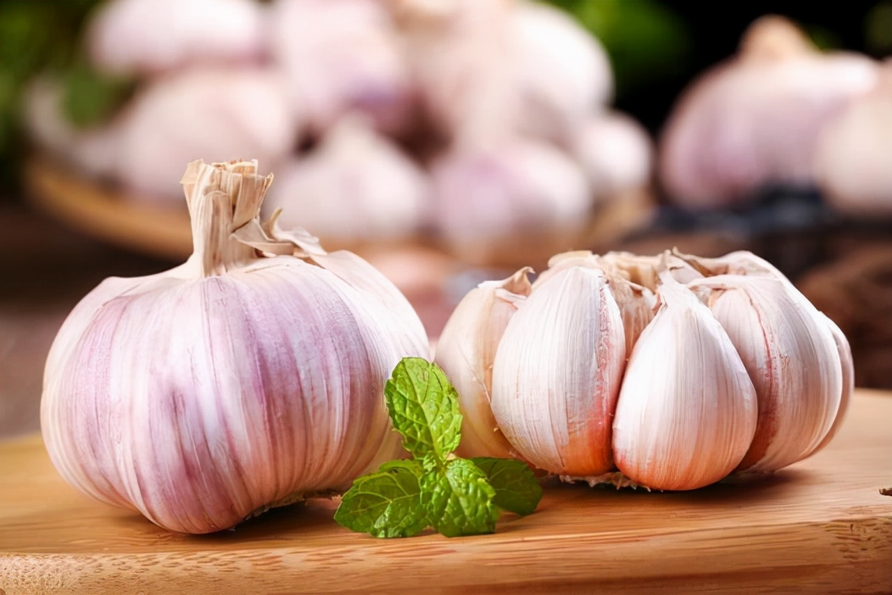 Can eating raw garlic inhibit Helicobacter pylori?Hear what the doctor