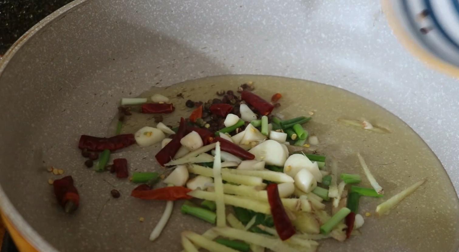 The homemade method of pickled cabbage fish in winter, the fish is