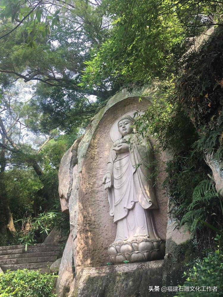 What is the difference between the stone carving of Buddha statues in temples in the north and