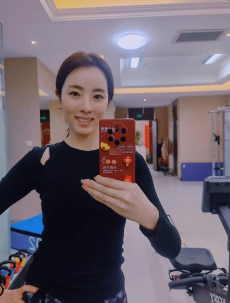 35-year-old CCTV Li Sisi works out without makeup!Wearing floral pants ...