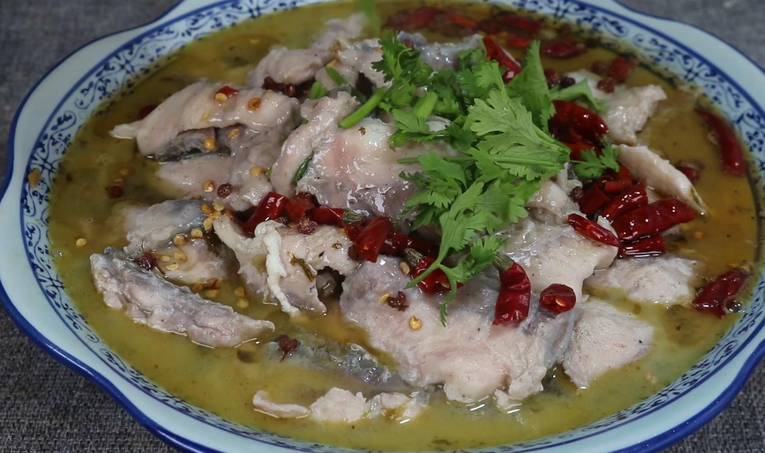The homemade method of pickled cabbage fish in winter, the fish is
