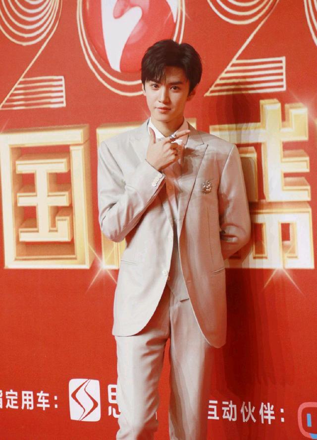 Chen Zheyuan is handsome and dressed, the sun is warm and full of vigor ...