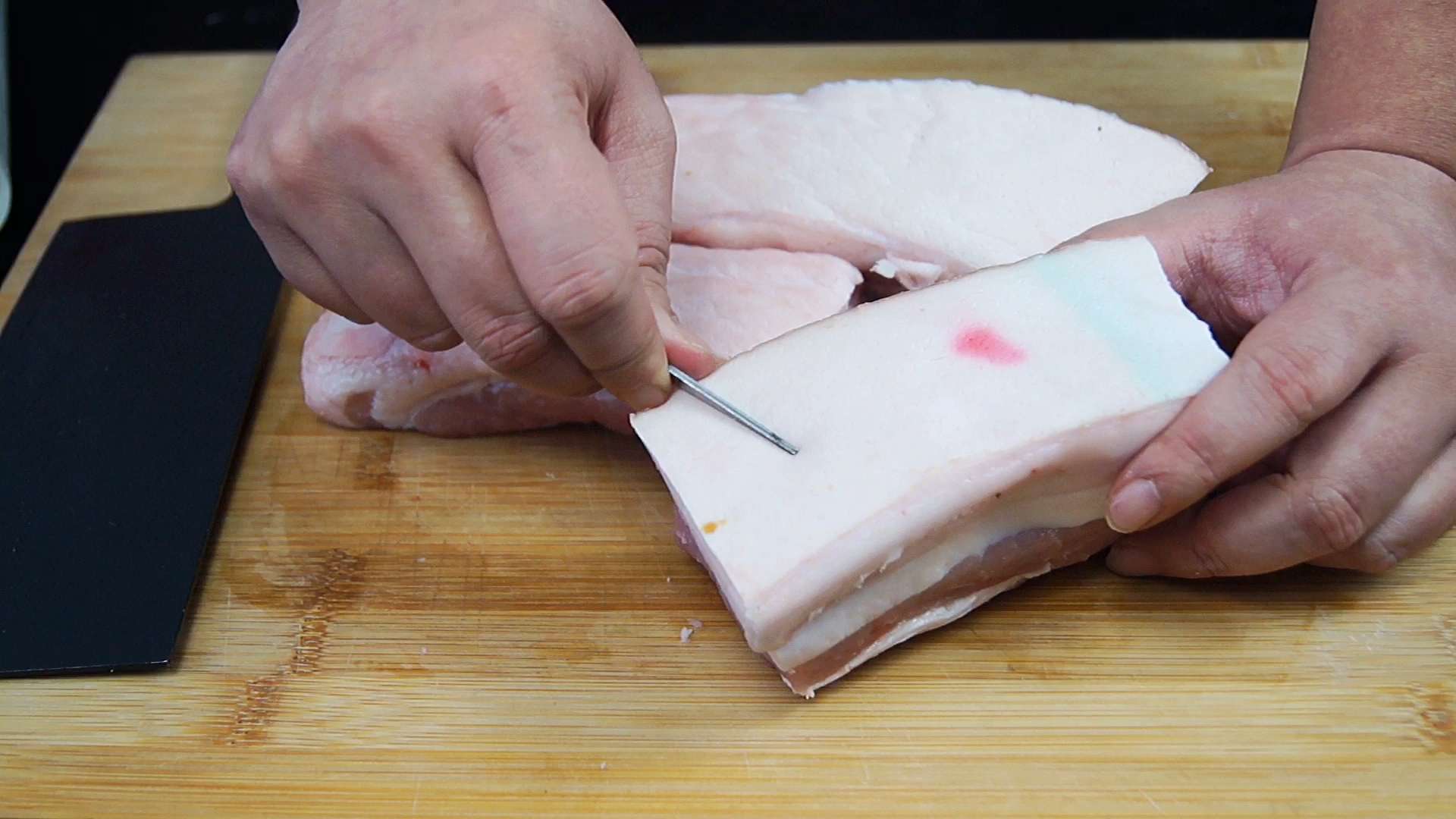 Don't use fire roasting and tweezers to pull pig hair, teach you a