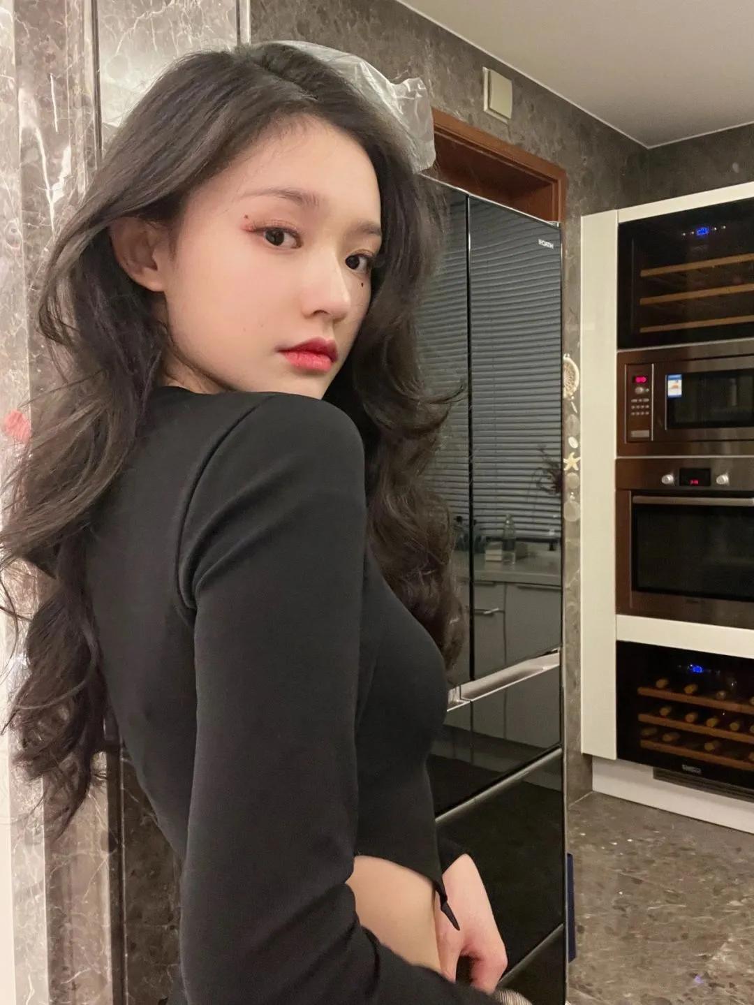 Take a blockbuster in the kitchen, Lin Yun shares the latest daily photos, teary moles attract the eye