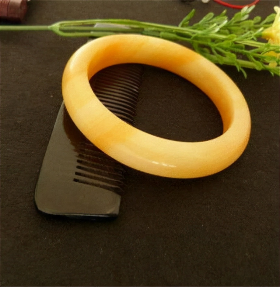 Girls wear a "jade bracelet" on their left hand for a long time, and