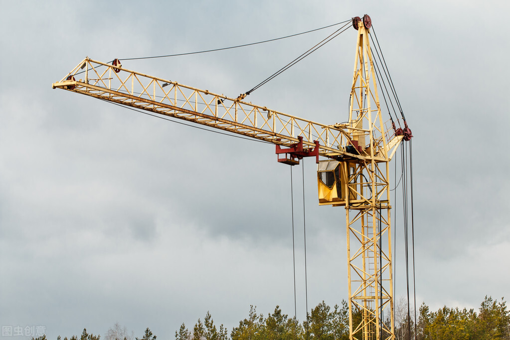 What is the main job of the tower crane driver?What are the