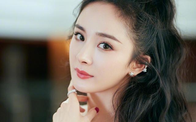 Everyone is familiar with Yang Mi's eyes, her fox eyes are a must in ...