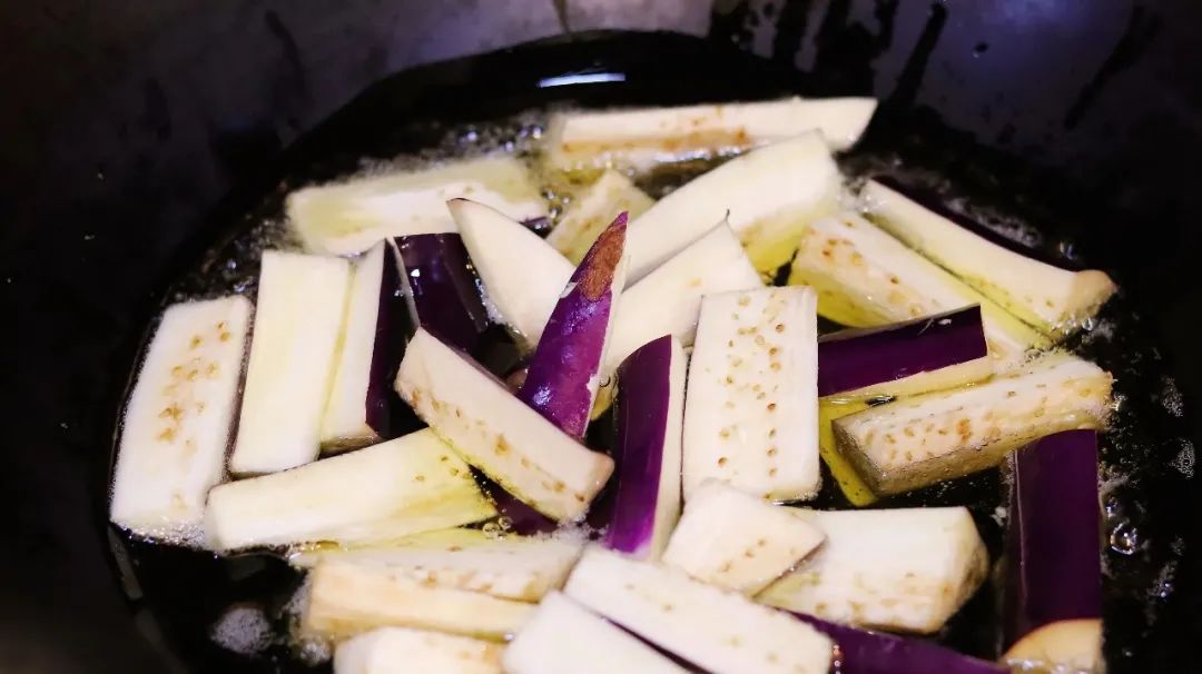 When burning eggplant, it is wrong to put it directly in the pot. If
