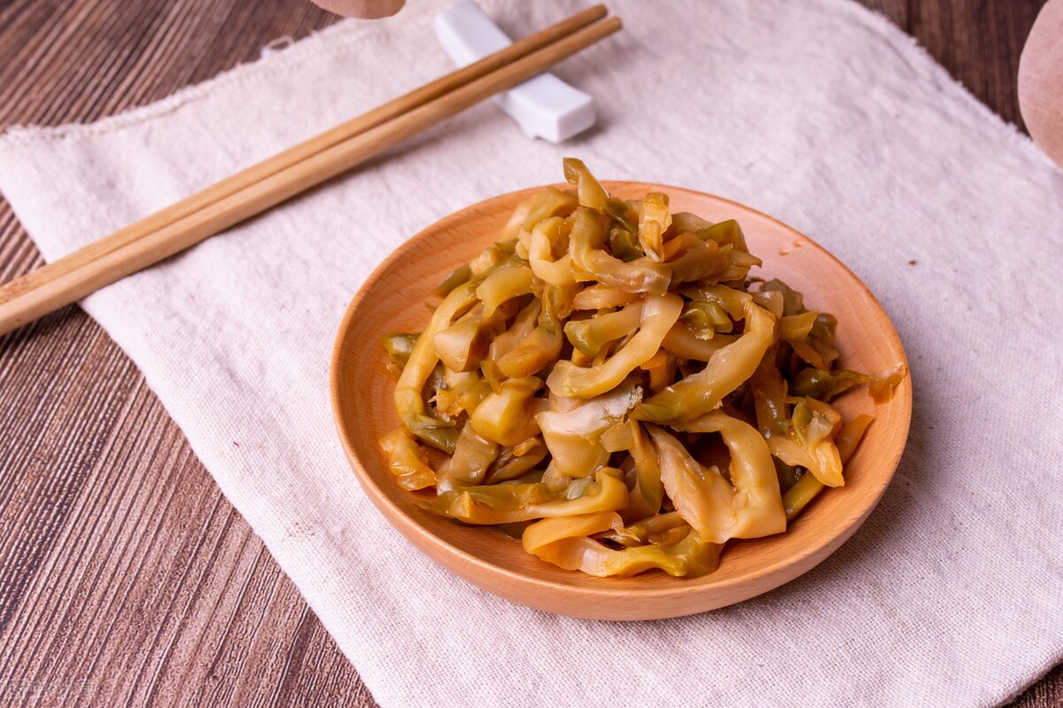 Eating pickles causes cancer?A 90yearold man often eats pickles, and