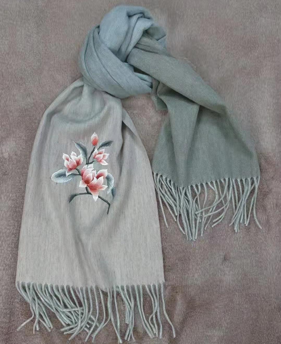 How about giving gifts and scarves?The meaning of giving scarves should