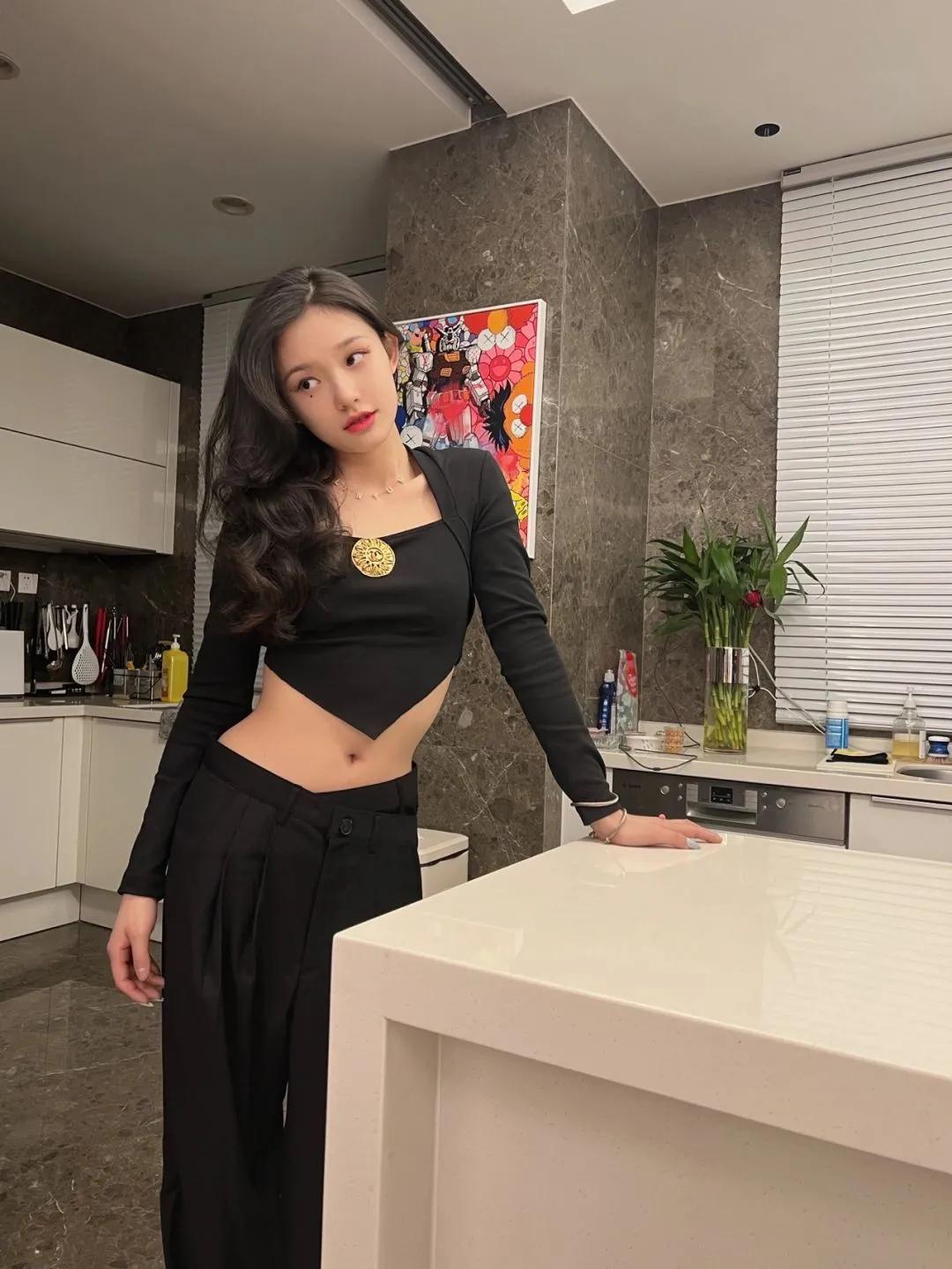 Take a blockbuster in the kitchen, Lin Yun shares the latest daily photos, teary moles attract the eye