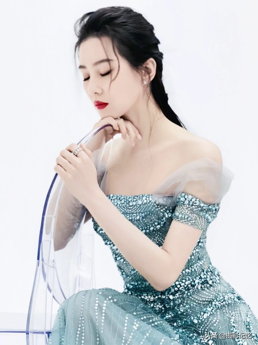 Liu Shishi: Fragrant shoulders are slightly dewy and the fragrance is ...