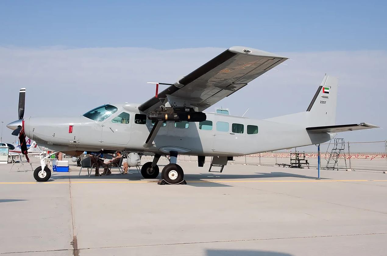 AC208 caravan aircraft, equipped with photoelectric turret, has obvious ...