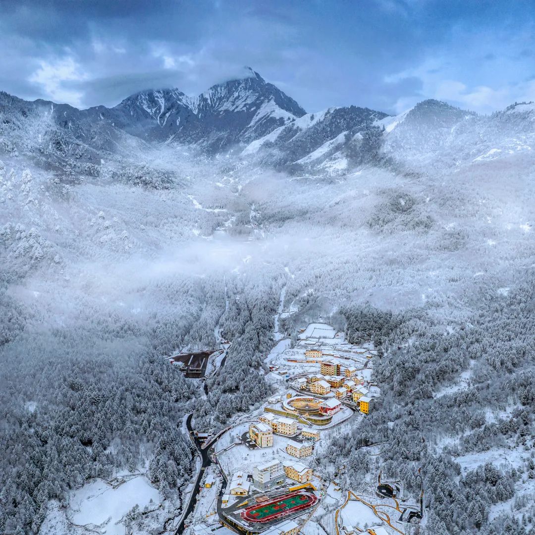 The pure snow-covered land under Jiajin Mountain-Shenmulei, Qiaoqi Lake ...